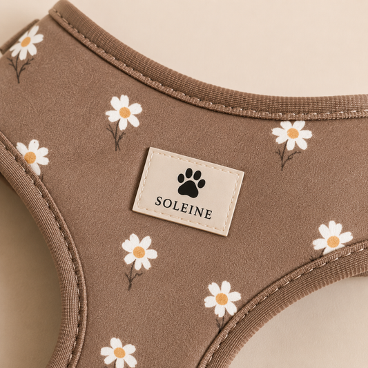 Szelki Daisy Mocha — detal metki Soleine i wzoru w stokrotki