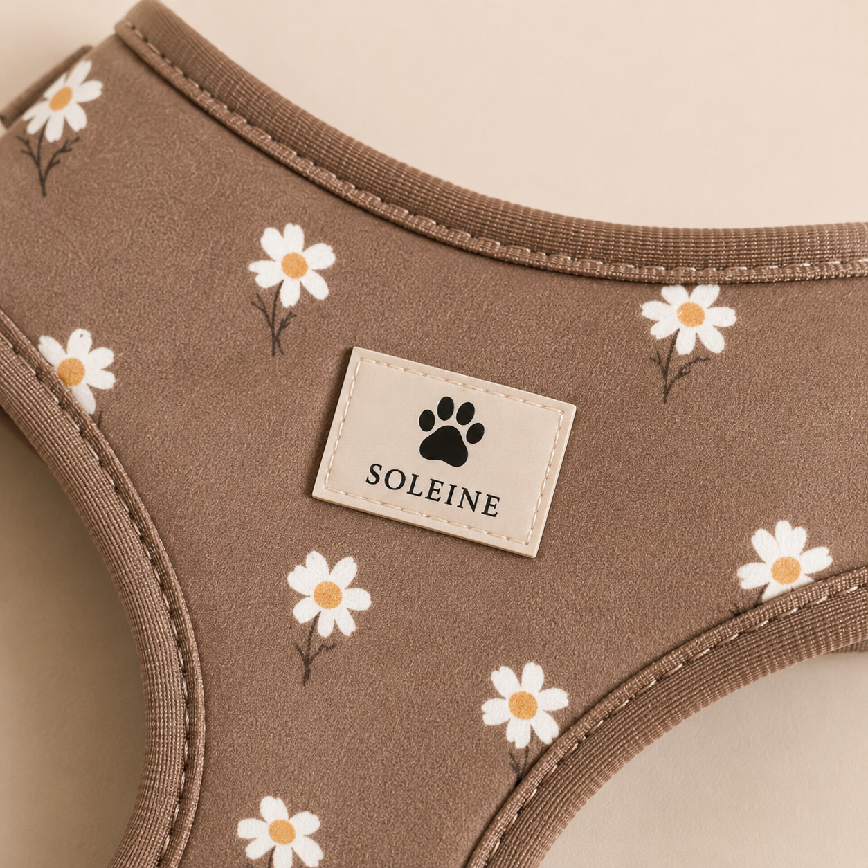 Szelki Daisy Mocha — detal metki Soleine i wzoru w stokrotki