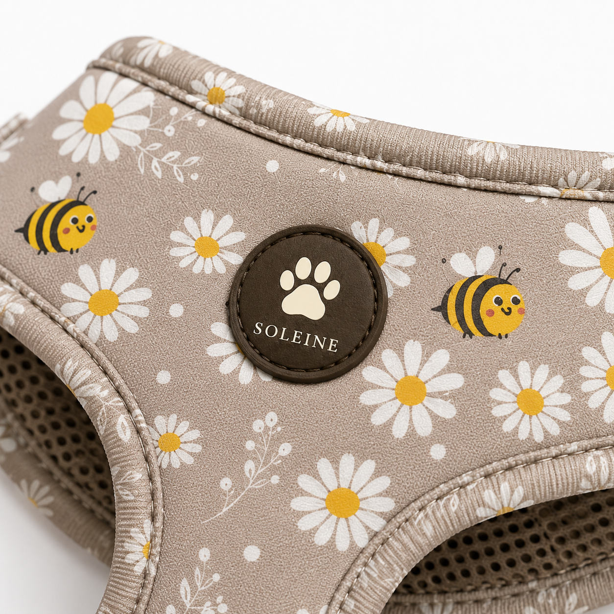 Szelki Honey Bee — detal okrągłej metki Soleine i wzoru