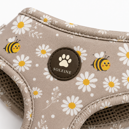 Szelki Honey Bee — detal okrągłej metki Soleine i wzoru