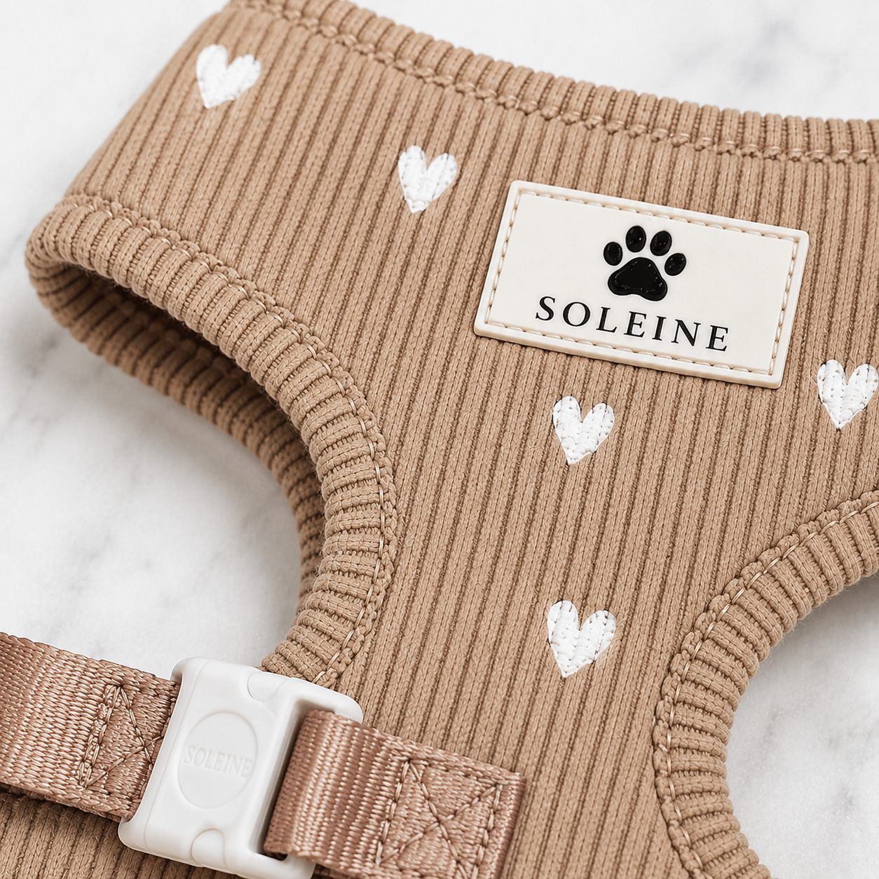 Szelki Caramel Hearts — widok pod kątem z klamrą Soleine